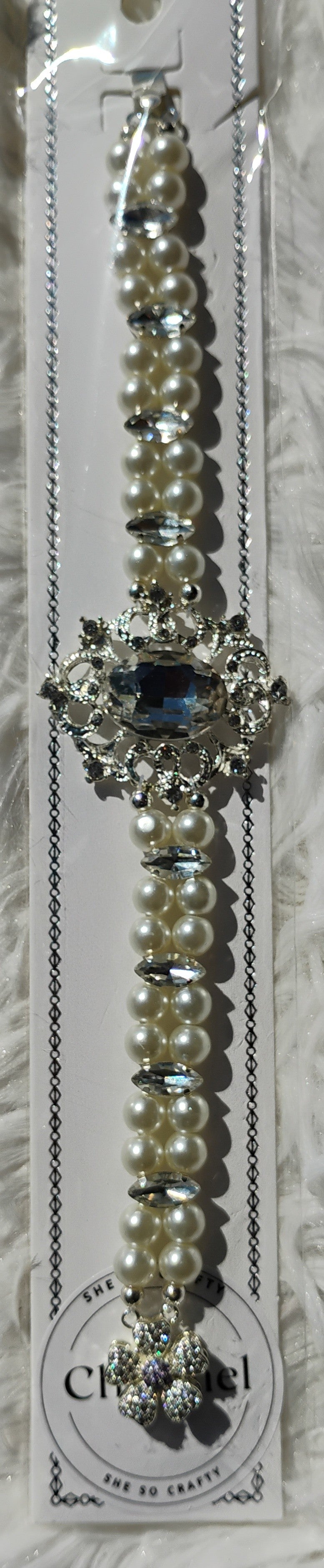 Beautiful pearl-like bracelet beautiful rhinestone centerpiece