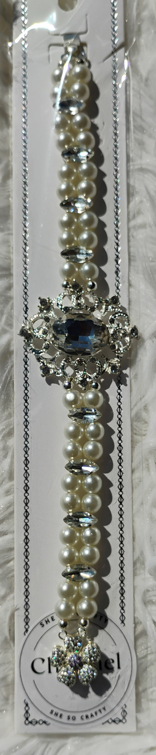 Beautiful pearl-like bracelet beautiful rhinestone centerpiece